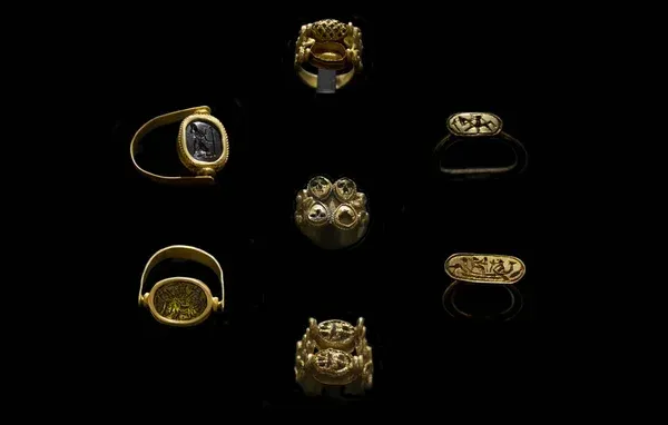 The History and Origin Of Toi Et Moi Rings